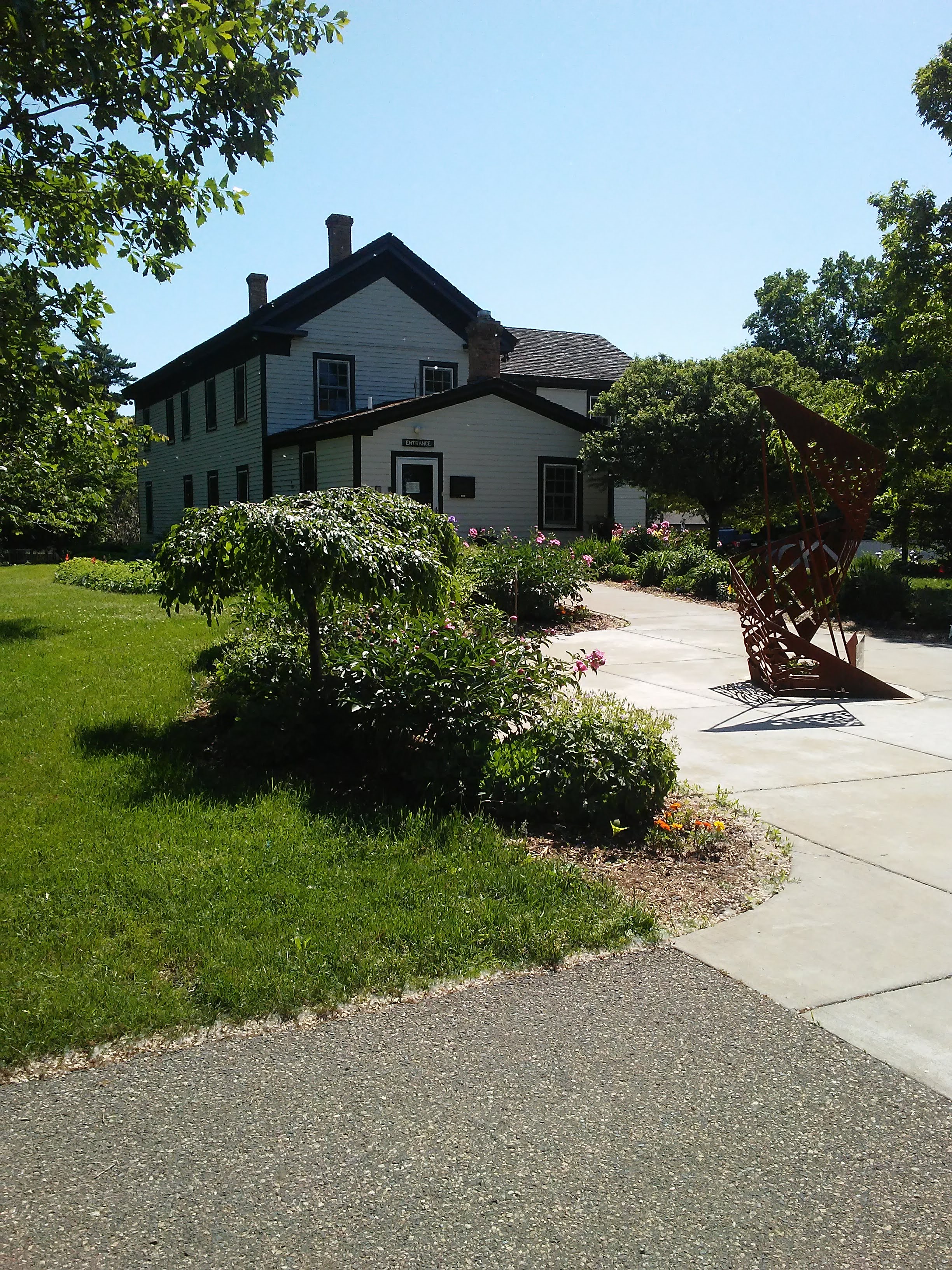 white house, sidewalk, garden, sculpture